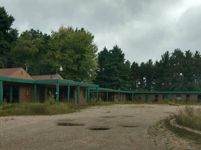 Pine Knoll Motel (Pioneer Motel, Pioneer Apartments) - 2022 Photo (newer photo)